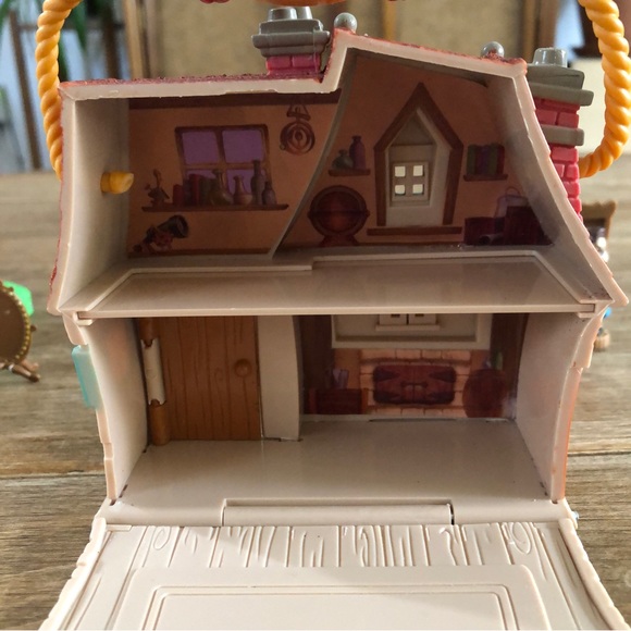 Disney Animators' Collection Littles Belle Cottage Playset - Picture 11 of 11